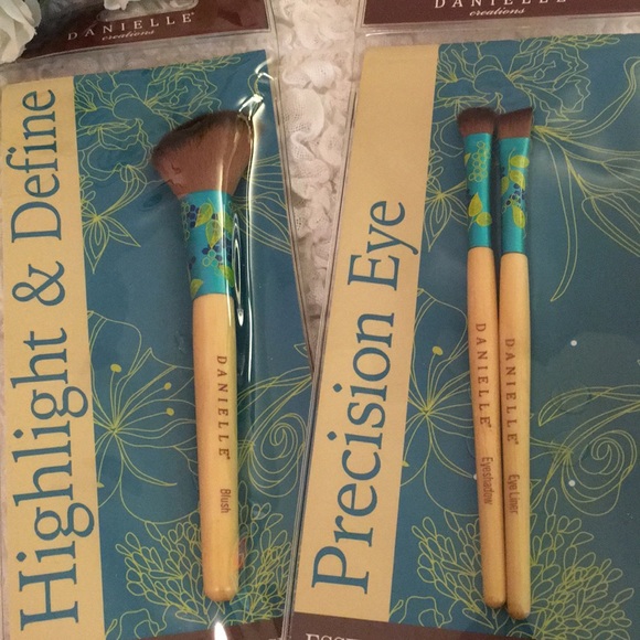 Bamboo & Cruelty Free Bristles Makeup Brush SET - Picture 2 of 6